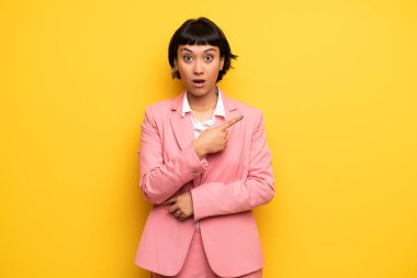 Pembe iş ile modern kadın uygun sürpriz ve işaret yan