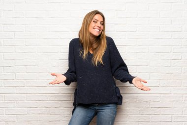 Tuğla duvar gülümseyen üzerinde sarışın kadın