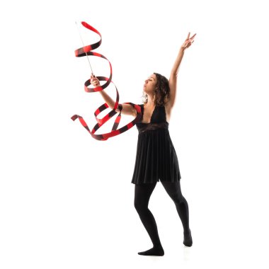 Kadının yapması ile şerit izole beyaz arka plan üzerinde ritmik jimnastik