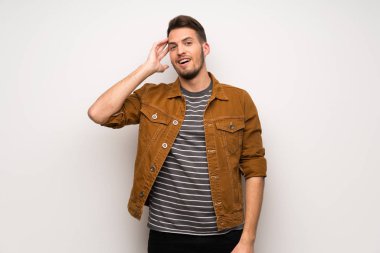 Beyaz duvar yakışıklı adam bir şeyin farkına vardım ve çözüm isteyen vardır