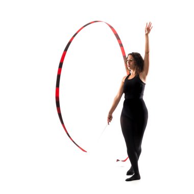 Kadının yapması ile şerit izole beyaz arka plan üzerinde ritmik jimnastik