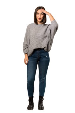 Bir tam uzunlukta bir genç kadın bir şeyin farkına vardım ve izole beyaz arka plan üzerinde çözüm isteyen vardır