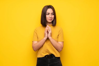 Genç kadın bir şey entrikacı sarı duvarın üzerinden