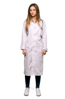 Tam vücut genç doktor kadın izole arka plan üzerinde üzgün hissediyorum