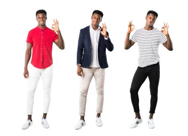 Karanlık kümesi parmaklar ok işaretiyle gösterilen adam derili