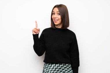 Parmak kaldırma sırasında çözüm beyaz duvar niyetinde üzerinde genç kadın anlar