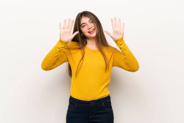 On parmak ile sayma sarı kazaklı genç kadın