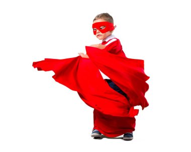 Küçük çocuk izole beyaz zemin üzerine süper kahraman gibi giyinmiş