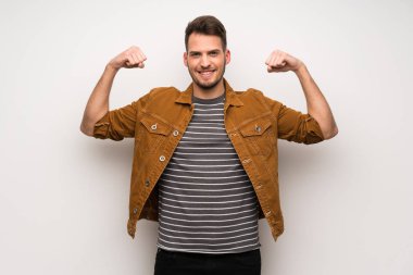 Beyaz duvar kibirli ve kendini beğenmiş yakışıklı adam