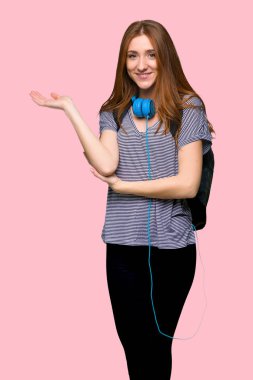 Kızıl saçlı öğrenci kadın eller izole pembe arka plan gelmek davet için yanında genişletme