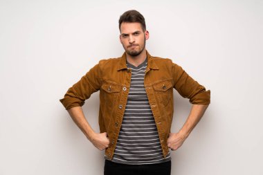 Beyaz duvar kızgın yakışıklı adam