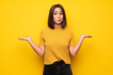 Sarı duvar eller yükselterek süre şüpheleri genç kadın