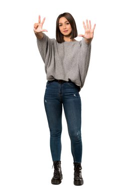 Genç bir kadın sekiz parmak ile izole beyaz arka plan üzerinde sayma tam uzunlukta bir kadeh