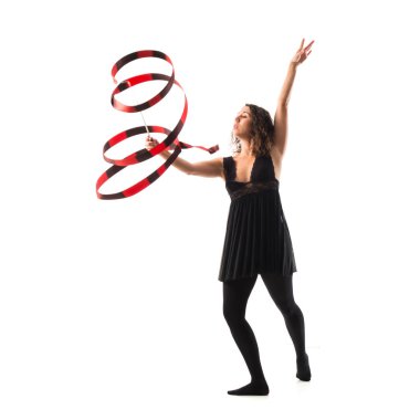 Kadının yapması ile şerit izole beyaz arka plan üzerinde ritmik jimnastik