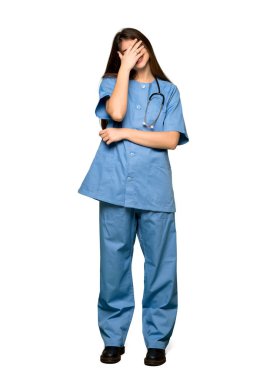 Yorgun ifade izole beyaz arka plan üzerinde ile tam uzunlukta atış genç hemşire