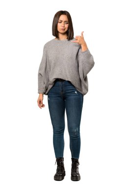 Genç bir kadının telefon jest yapma ve izole beyaz arka plan üzerinde şüphe tam uzunlukta bir atış