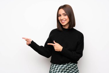 Beyaz duvar işaret parmağı yanında genç kadın