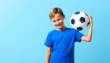 Mavi arka planı futbol oynamak çocuk 