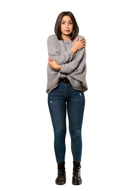 İzole beyaz arka plan üzerinde buz gibi genç bir kadın tam uzunlukta bir kadeh