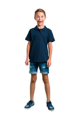 Tam küçük çocuk gövdesini komik ve çılgın yüz duygu beyaz arka plan üzerinde yapar.