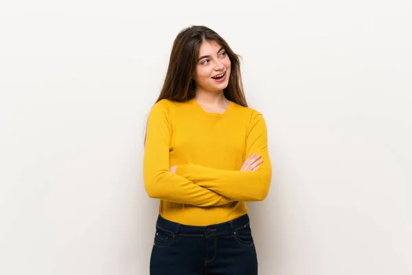 Mujer Joven Con Suéter Amarillo Manteniendo Los Brazos Cruzados Mientras — Foto de Stock