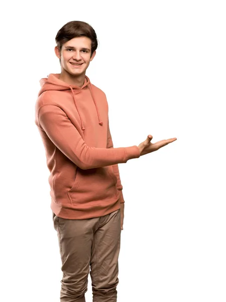 Adolescente Homem Com Camisola Apresentando Uma Ideia Enquanto Olha Sorrindo — Fotografia de Stock