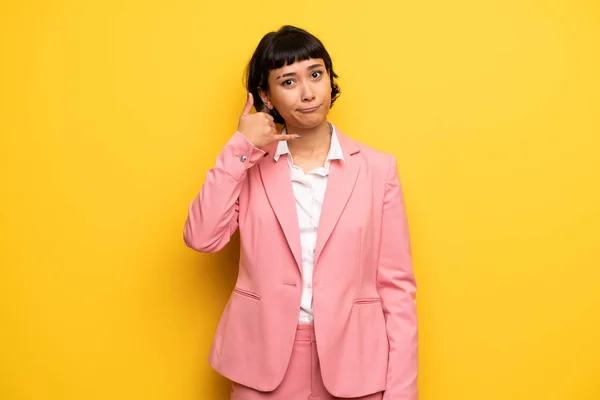 Moderna Kvinnan Med Rosa Kostym Gör Telefonen Gest Och Tvivla — Stockfoto