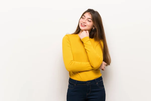 Mujer Joven Con Suéter Amarillo Mirando Hacia Lado Con Mano — Foto de Stock