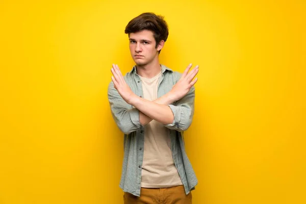 Nastolatek Mężczyzna Nad Żółte Ściany Nie Gest — Zdjęcie stockowe