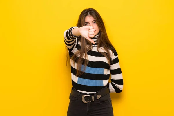 Mladá Žena Nad Žluté Zdi Ukazuje Palec Dolů Cedulka Negativní — Stock fotografie