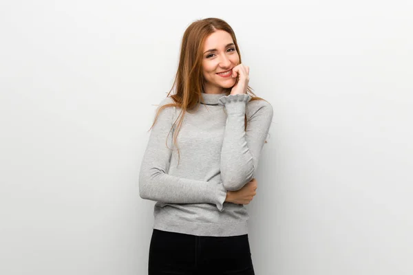 Menina Ruiva Sobre Parede Branca Sorrindo Com Uma Expressão Doce — Fotografia de Stock