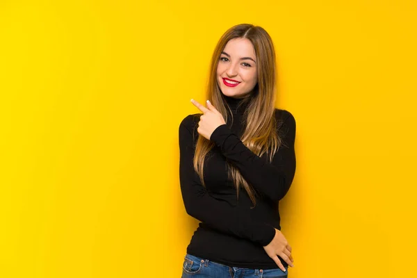 Jovem Mulher Bonita Sobre Fundo Amarelo Apontando Para Lado Para — Fotografia de Stock