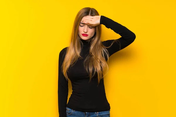 Jovem Mulher Bonita Sobre Fundo Amarelo Com Expressão Cansada Doente — Fotografia de Stock