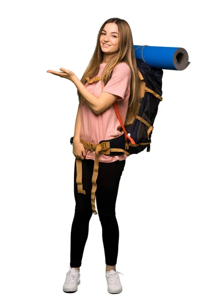 Tam Vücut Genç Backpacker Kadın Üzerinde Doğru Gülümseyen Arıyorum Arka — Stok fotoğraf