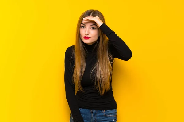 Jovem Mulher Bonita Sobre Fundo Amarelo Olhando Para Longe Com — Fotografia de Stock