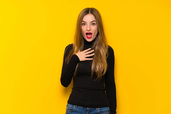 Young Pretty Woman Yellow Background Surprised Shocked While Looking Right — Stock Photo, Image