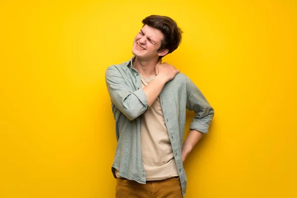 Adolescent Homme Sur Jaune Mur Souffrant Douleur Dans Épaule Pour — Photo