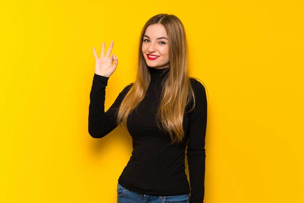 Joven Bonita Mujer Sobre Fondo Amarillo Mostrando Signo Con Los — Foto de Stock