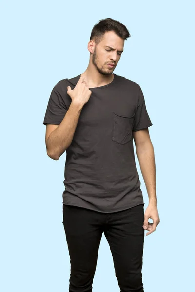 Man Met Zwarte Shirt Met Moe Ziek Expressie Blauwe Achtergrond — Stockfoto