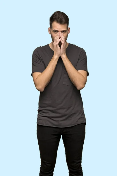 Uomo Con Camicia Nera Sorridente Molto Sfondo Blu — Foto Stock