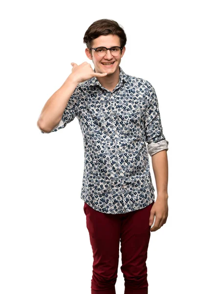 Подросток Цветочной Рубашке Очках Делает Телефонный Жест Обратный Звонок Изолированном — стоковое фото