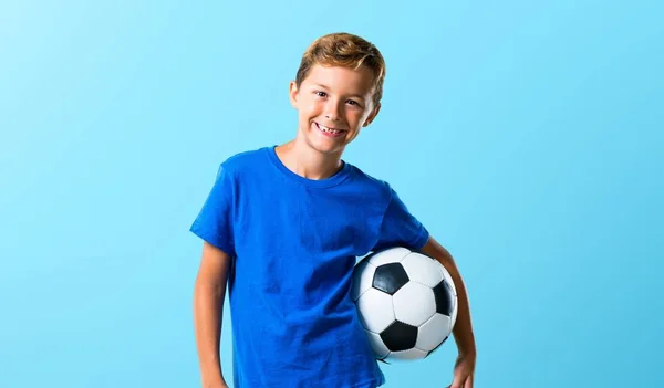 Jongen Voetballen Tegen Blauwe Achtergrond — Stockfoto