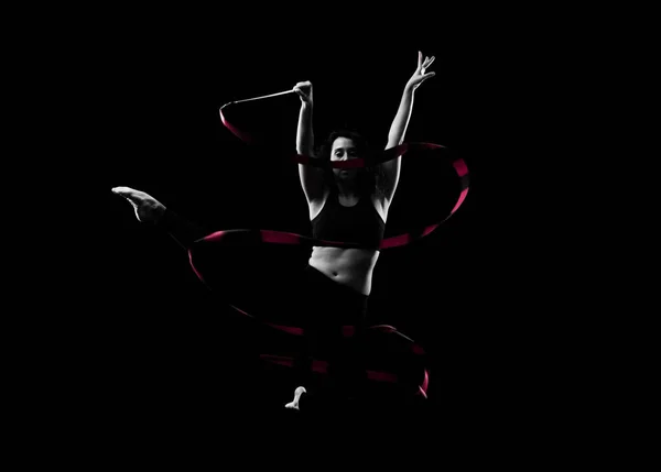 Femeie Care Face Gimnastică Ritmică Panglică Fundal Negru — Fotografie, imagine de stoc