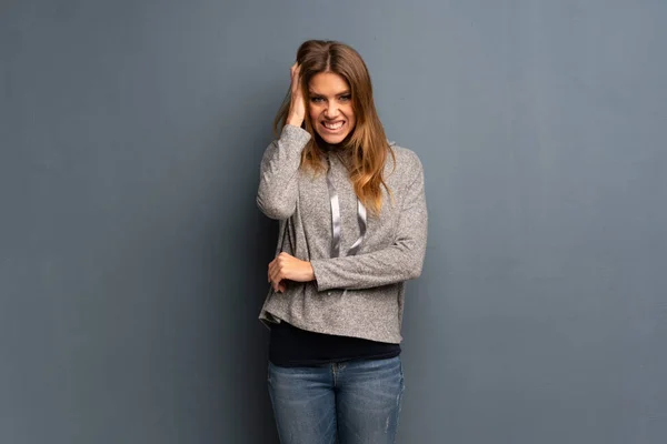 Mujer Rubia Sobre Fondo Gris Teniendo Dudas — Foto de Stock