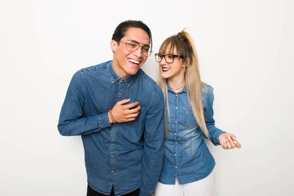 Ungt Par Med Glasögon Leende Mycket Samtidigt Sätta Händerna Bröstet — Stockfoto