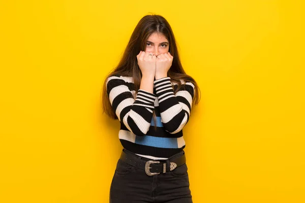 Junge Frau Über Der Gelben Wand Ist Ein Wenig Nervös — Stockfoto