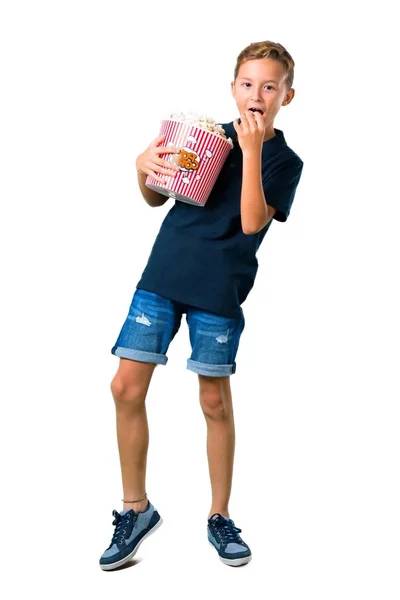 Kleines Kind Isst Popcorn Auf Isoliertem Weißen Hintergrund — Stockfoto