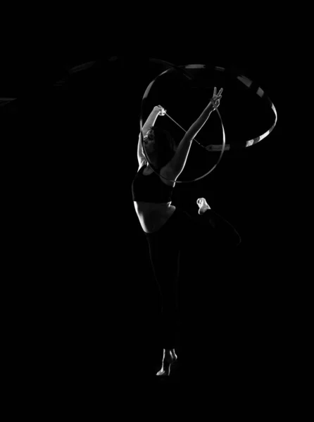 Femme Faisant Gymnastique Rythmique Avec Ruban Sur Fond Noir — Photo