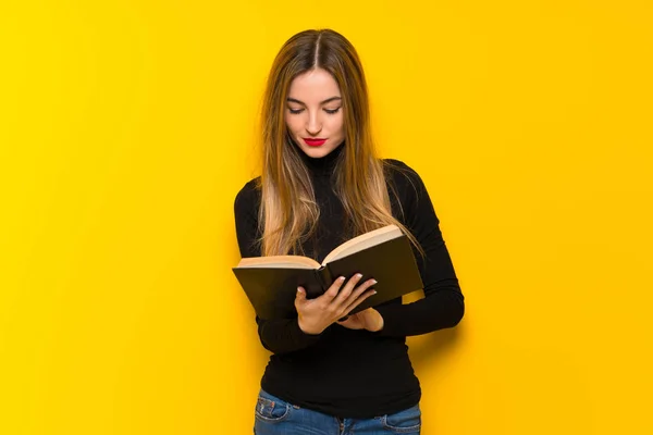 Junge Hübsche Frau Auf Gelbem Hintergrund Hält Ein Buch Der — Stockfoto