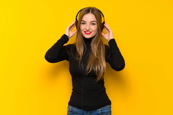 Jovem Mulher Bonita Sobre Fundo Amarelo Ouvindo Música Com Fones — Fotografia de Stock